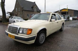 uszkodzony samochody osobowe Mercedes 200-300D 200 D 124 type sedan automaat 1991/1