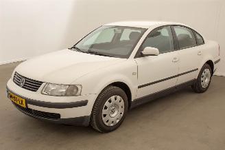 Coche siniestrado Volkswagen Passat 1.9 TDI Trendline Airco 2000/1